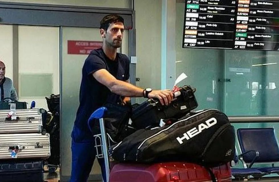 Djokovic en el aeropuerto en Melbourne.