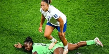 Le pisó la espalda a su rival y fue expulsada por el VAR: la agresión de una figura de Inglaterra que generó impacto en el Mundial femenino