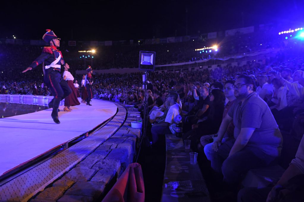 Espectáculo “Coronados de historia y futuro” durante el Acto Central de la Fiesta Nacional de la Vendimia 2024. Foto: Ignacio Blanco / Los Andes