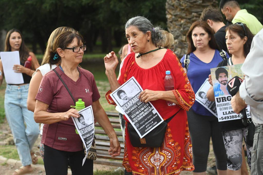 Familiares, amigos y miembros del Colegio de Abogados de Mendoza marcharon hasta le Polo Judicial para pedir por la aparición de Nataniel Guzmán.