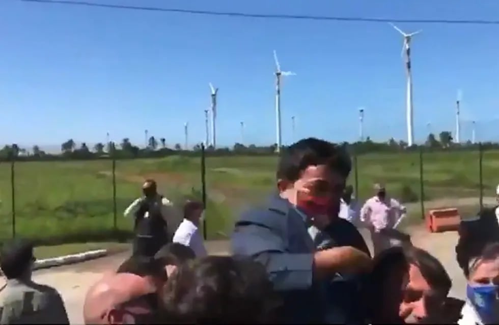 Bolsonaro confundió a una persona con enanismo con un niño. Captura video.