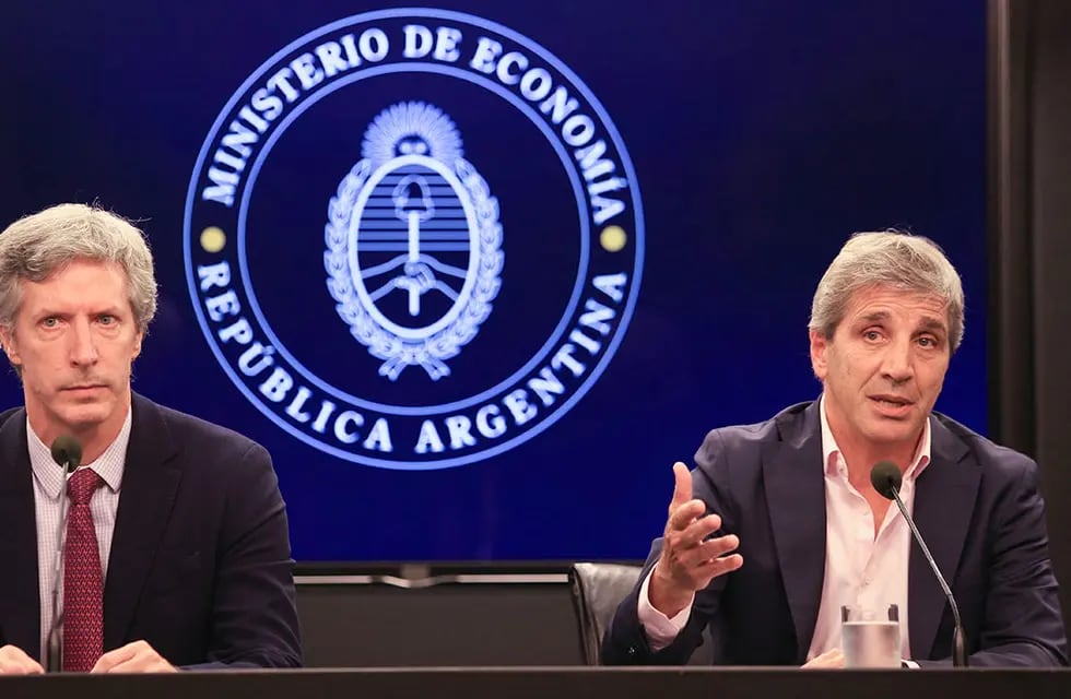 El ministro de Economía, Luis Caputo, y el presidente del Banco Central, Santiago Bausili, durante el anuncio del acuerdo con el FMI. 
Foto NA: MARIANO SÁNCHEZ