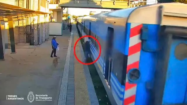 Una mujer casi es arrollada luego de intentar subirse a un tren en movimiento y caer en las vías