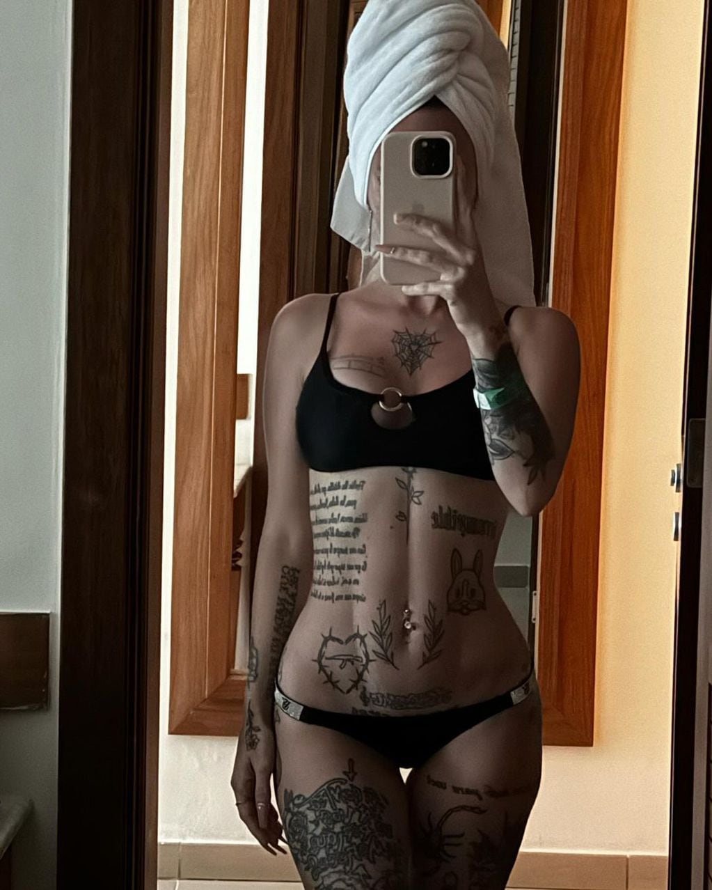 La Joaqui se mostró en bikini negra. / Instagram