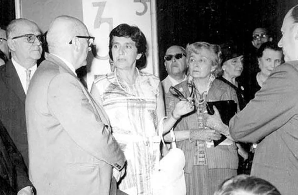 Manuela Mur (al centro) fue una de las escritoras y gestoras mendocinas más importantes del siglo XX en la provincia.