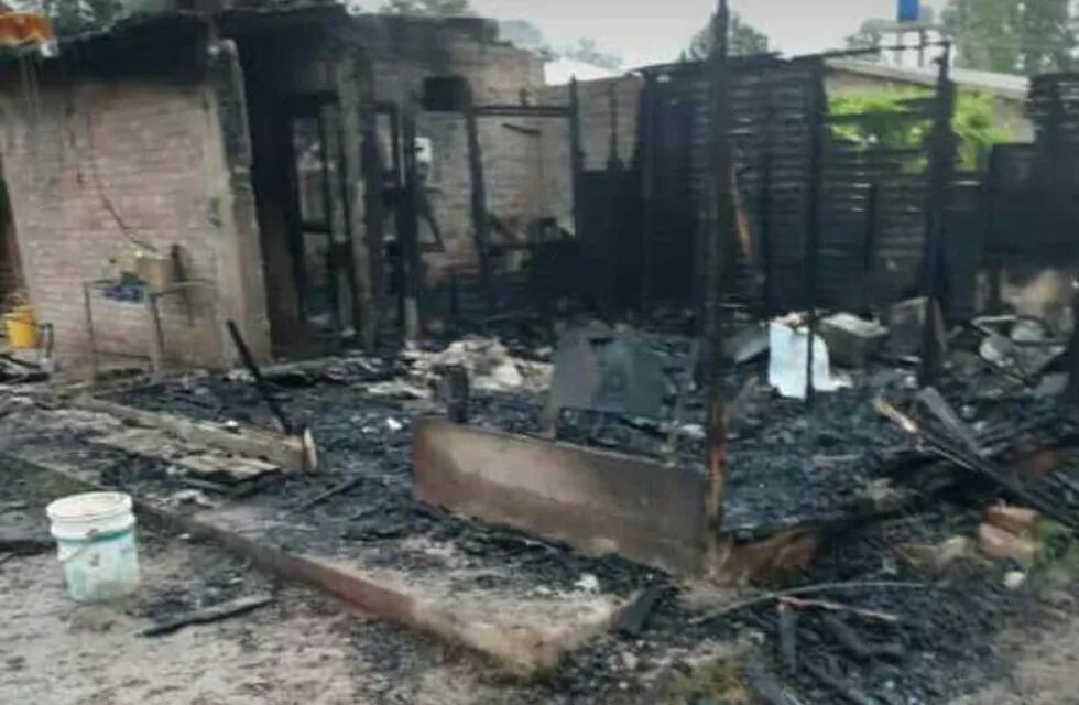 El incendio consumió toda la vivienda de la familia Beltrán y necesitan ayuda.