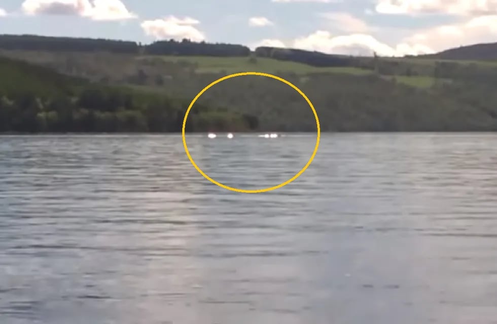 "Nessie" contraataca: una nena filmó en el lago Ness a una supuesta criatura que brilla 