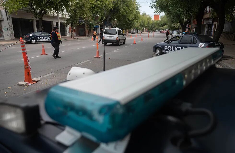 Uno de los tantos controles policiales en los primeros días del aislamiento por la pandemia, en el ingreso a la Ciudad de Mendoza. / Foto: Ignacio Blanco