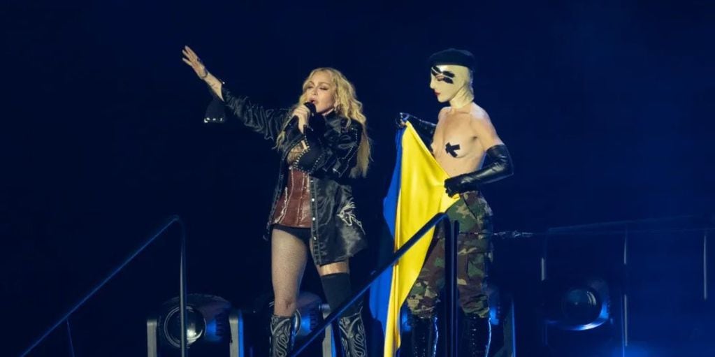 Madonna cantando “No llores por mí, Argentina” con la bandera de Ucrania. Foto: X / @kiraincongress