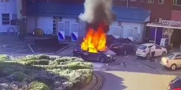 Video: explotó un taxi frente a un hospital de Liverpool y sospechan que se trate de un acto terrorista