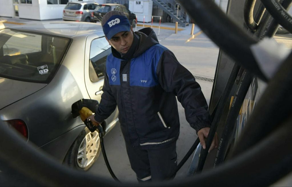 YPF cree que no habrá problemas en mantener precios congelados en combustibles. Foto: Orlando Pelichotti / Los Andes
