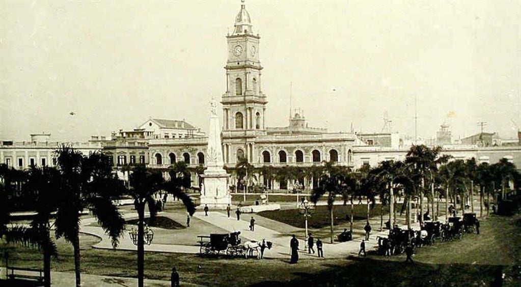 Plaza de mayo y el Cabildo, en 1876. Buenos Aires era el centro de la disputa por la capital; como tantos otros, este conflicto se dirimió violentamente (Archivo de la NAción).