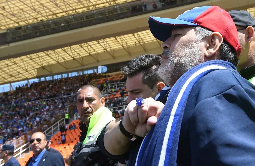El próximo sábado, Maradona cumpliría 61 años y en Santa Clara del Mar presentarán un monumento gigante. / Los Andes.
