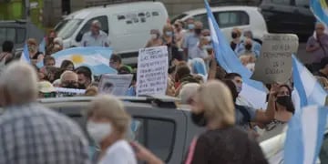 Protestas en Rosario contra el vacunatorio VIP