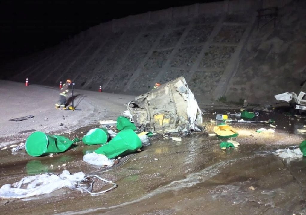 El camión terminó prácticamente desintegrado en los Caracoles de Chile - Gentileza / Los Andes Online