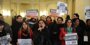 Protestas en la Legislatura porteña contra un acto que homenajea a víctimas del terrorismo