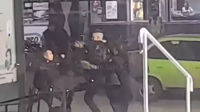 Policías se agarraron a las piñas en la terminal de ómnibus en Santa Fe y el video se hizo viral