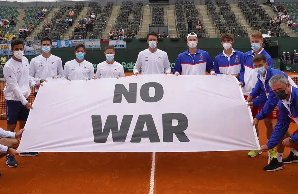 "No a la guerra" fue el mensaje en la bandera que sostuvieron los tenistas argentinos y checos.