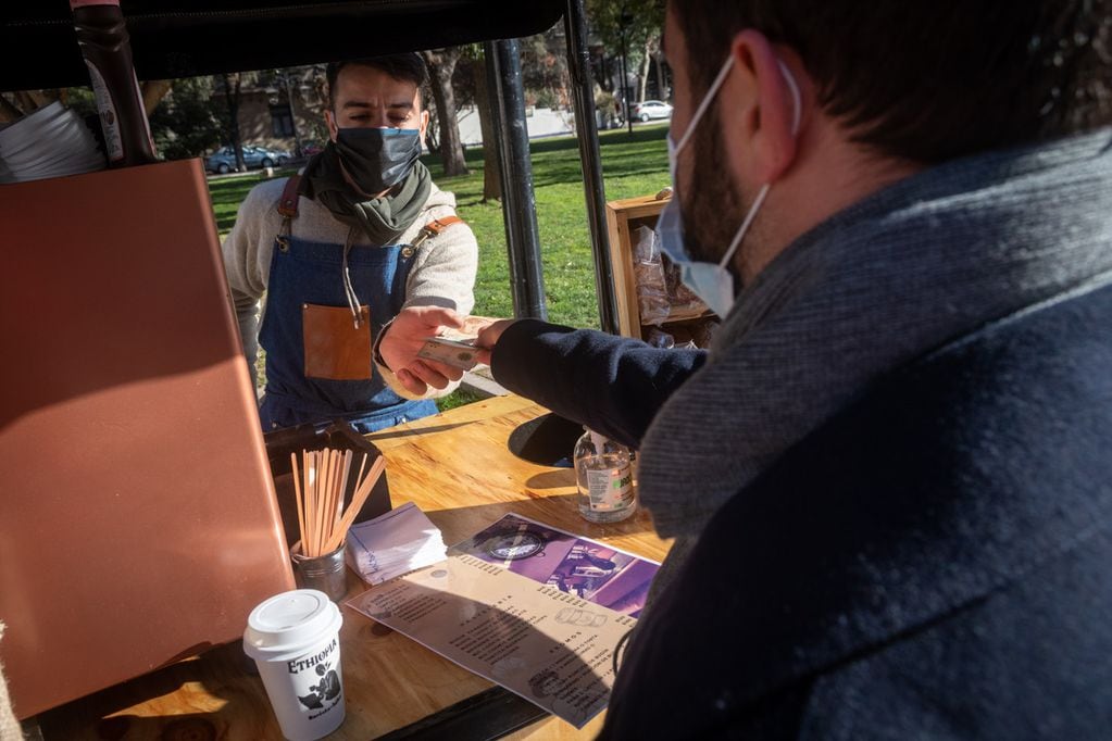 En la plaza España, Fernando ofrece deliciosas infusiones, ideales para arrancar el día pese al frío. Foto: Ignacio Blanco / Los Andes 