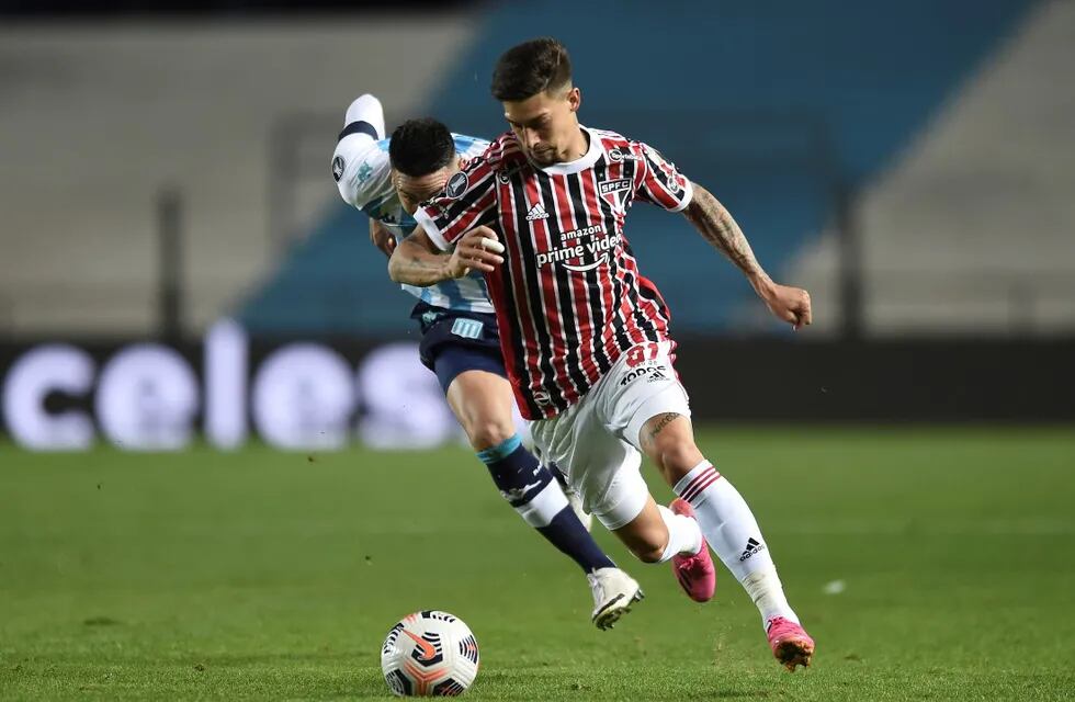 El ex-Independiente Emiliano Rigoni abrió el marcador para Sao Paulo en el Cilindro de Avellaneda. (Foto: AP)