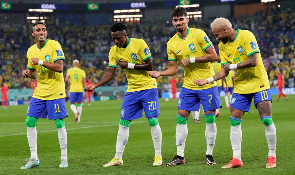 A puro baile, los jugadores brasileños celebrando uno de sus goles ante Corea (Foto: AP).