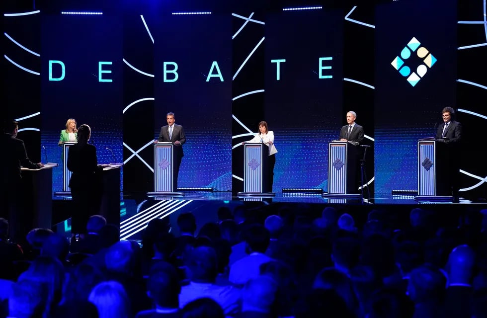 Los candidatos en el primer debate presidencial, en Santiago del Estero.