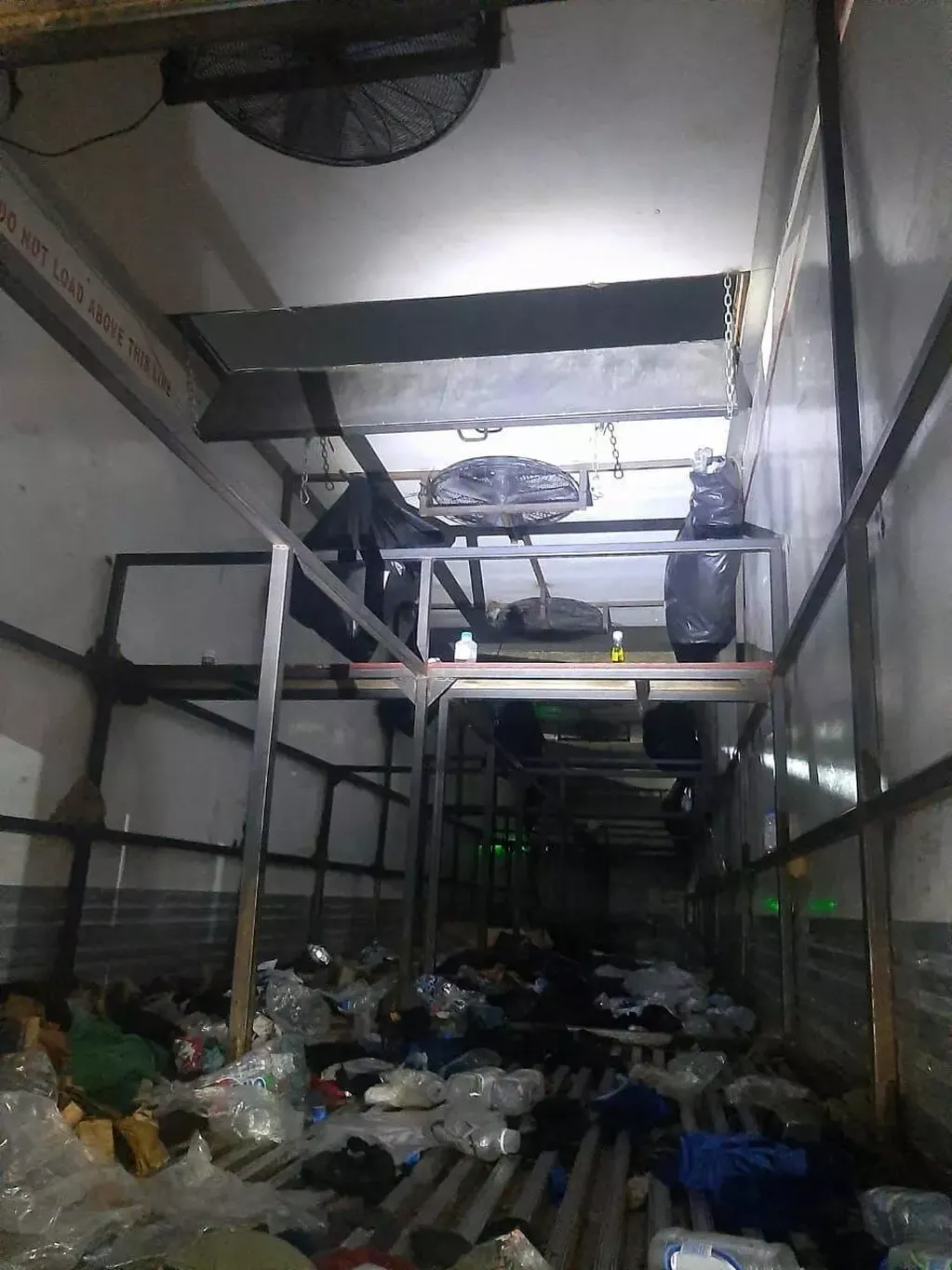 Camión contenedor para tráfico de personas hallado en México, visto desde el interior.
