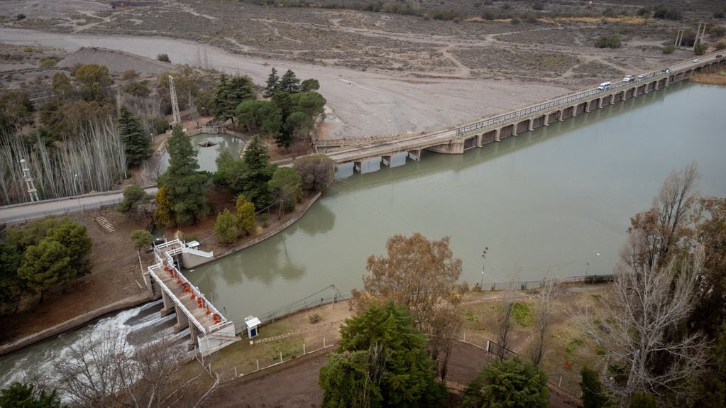 La hostería se ubica en el predio del primer dique derivador de agua sobre el río Mendoza. | Foto: Ignacio Blanco / Los Andes

