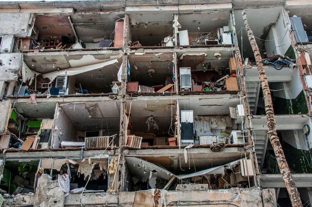 Un edificio de apartamentos se ve destruido por ataques en Járkiv. Foto: AP / Andrew Marienko