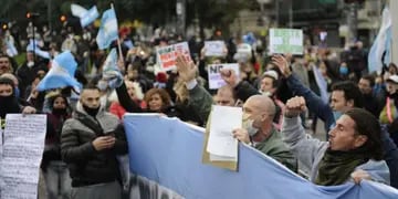  Los manifestantes se mostraron en contra de la cuarentena obligatoria impuesta en Argentina desde el 20 de marzo. - Gentileza / Clarín