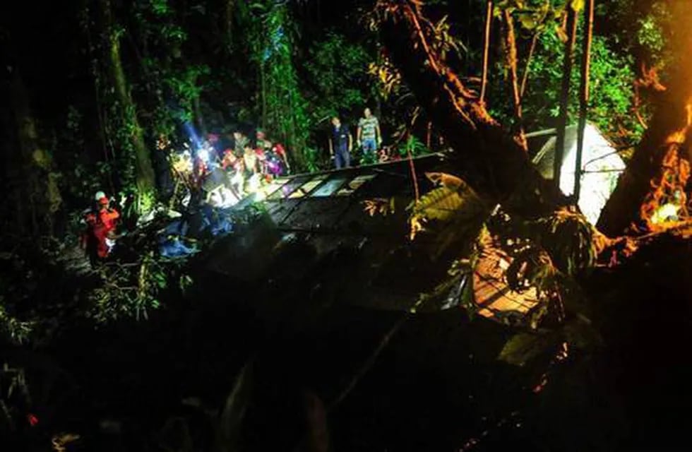 Tragedia en Brasil: un micro cayó de un barranco y hay a menos 40 muertos