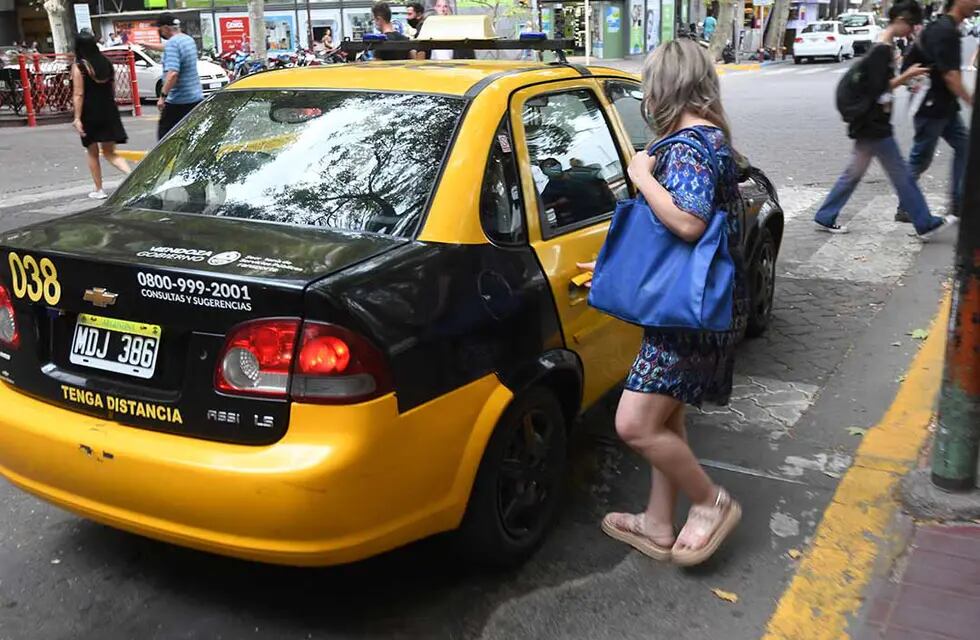 Taxis y remises de Mendoza piden que se aumenten las tarifas de bajada de bandera.