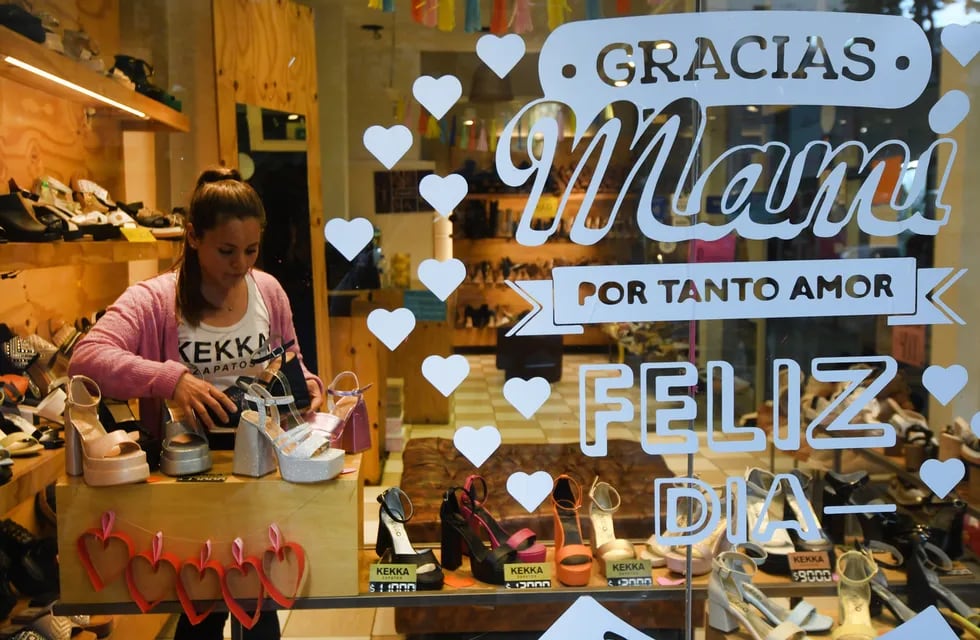 Compras día de la Madre. Aumentan las consultas por precios y compras para los regalos este domingo. Foto: José Gutierrez / Los Andes