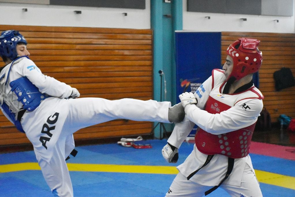El taekwondo de Mendoza tocó el cielo con las manos, tras el debut de Mateo De Leo Blas en la categoría adulto y subirse a lo más alto del podio.