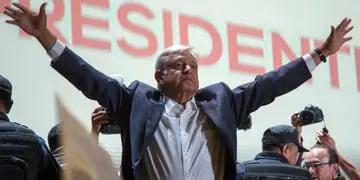 LÓPEZ OBRADOR. Festejando el triunfo de las elecciones en México (AP).