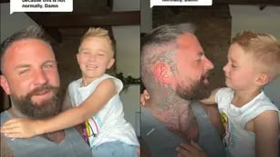 Un padre le dio un beso en la boca a su hijo pequeño