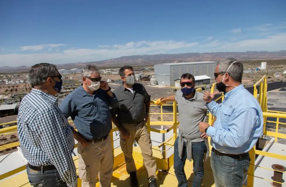 Vaquié, Isgró y Nieri visitaron el predio ubicado en el extremo sur de Mendoza. En febrero se concretó el traspaso a la Provincia del yacimiento, que posee 80.000 hectáreas de infraestructura y una mina capaz de abastecer el mercado interno y exportar.