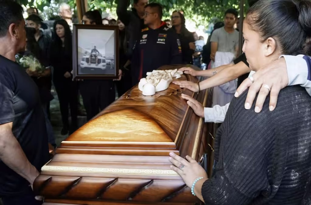 Familiares lloran al lado del féretro de una de las 11 personas asesinadas el pasado 17 de diciembre de 2023 en Salvatierra, estado de Guanajuato, México. Foto: La Nación