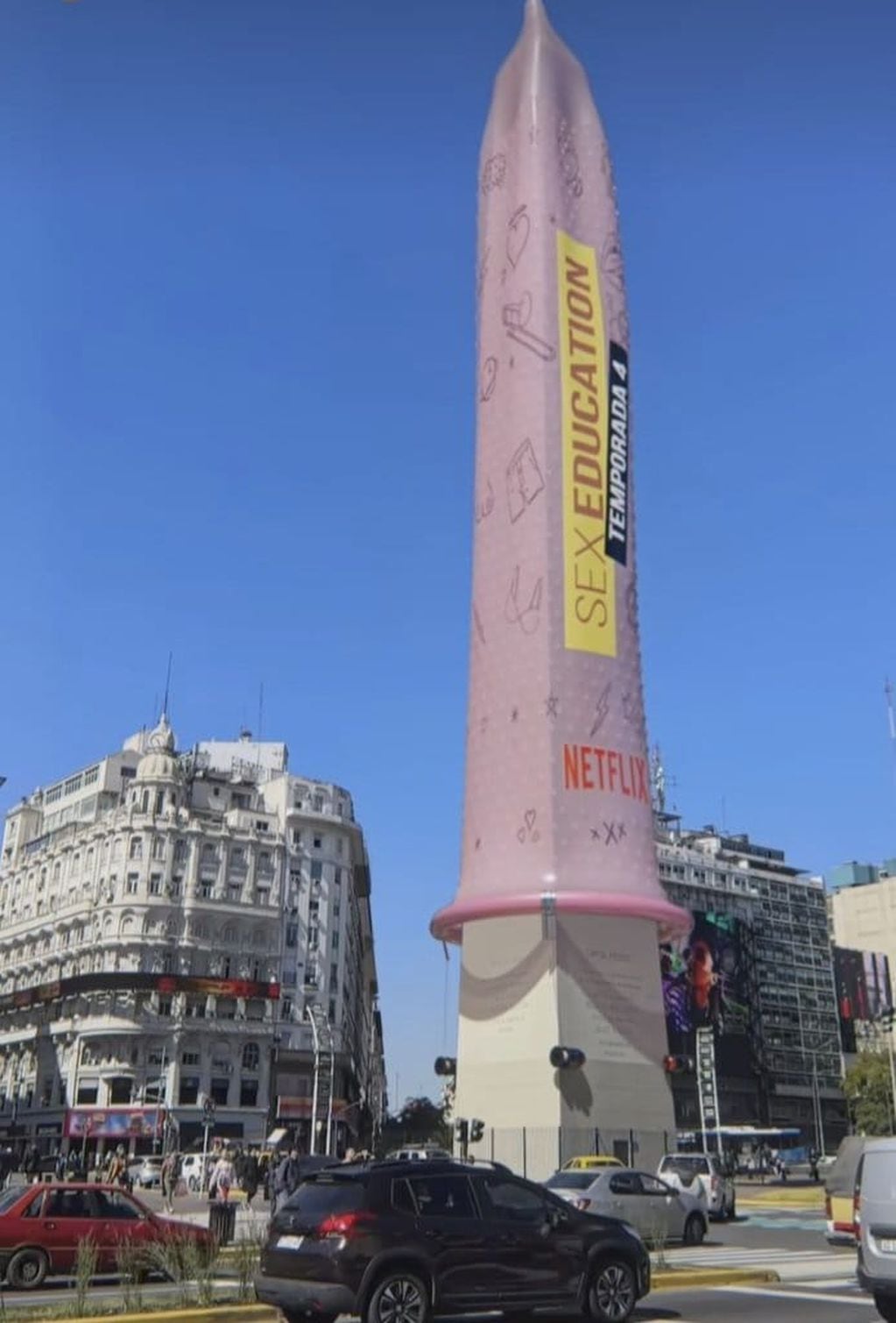 Le pusieron un preservativo gigante al obelisco, pero cabe aclarar que se trata de una animación. 