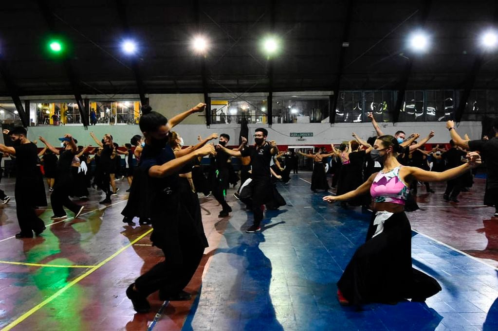 Ensayo de bailarines para la Fiesta de la Vendimia 2022 en el club Pacífico.