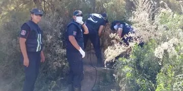 Durante días, policías y bomberos rastrillaron la zona en busca del cuerpo de Quiroz. Policía de Mendoza