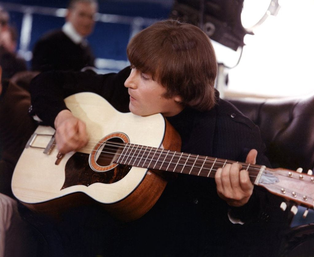 Subastarán una guitarra de John Lennon. / Gentileza
