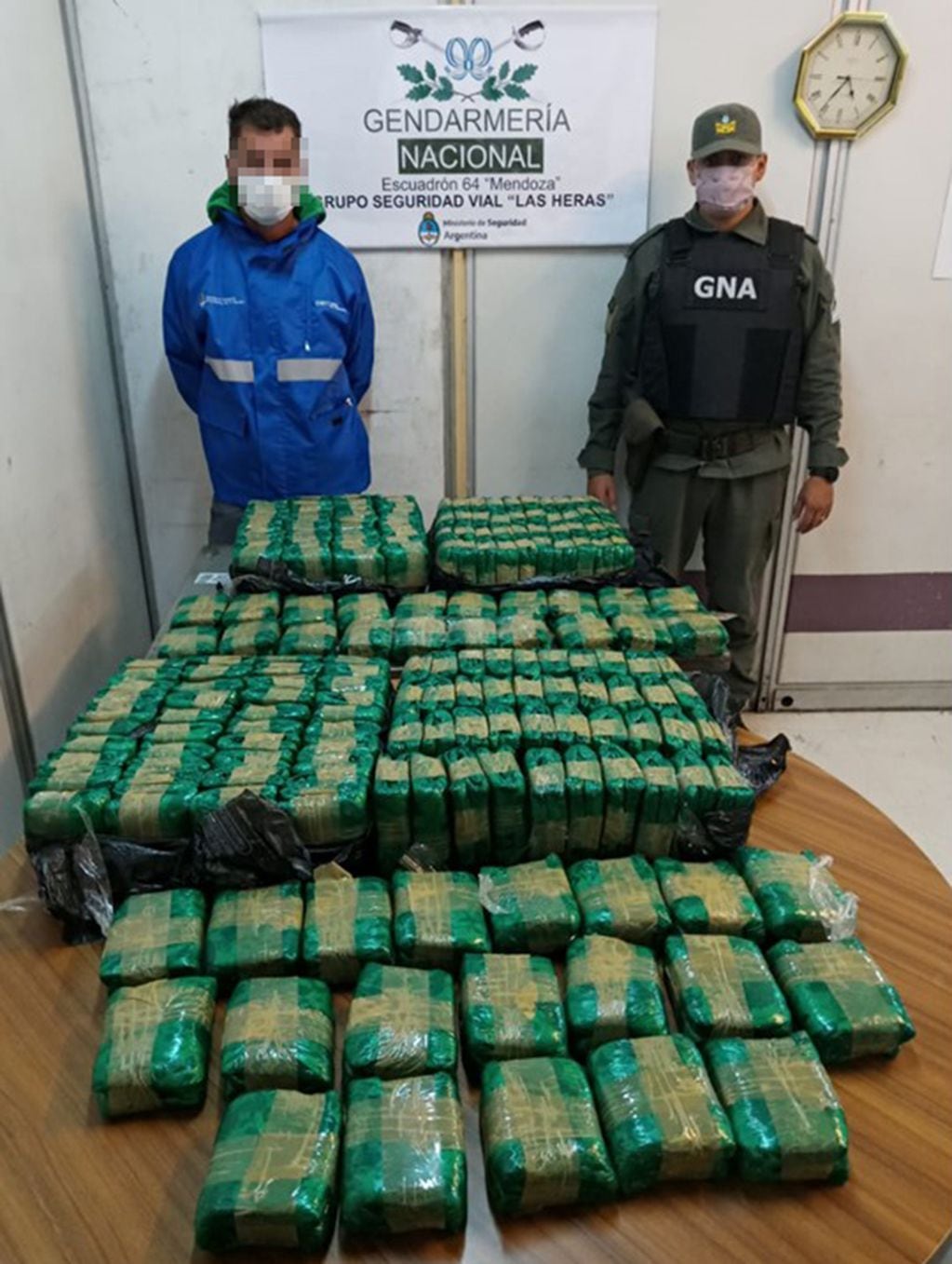 Gendarmería secuestró 200 paquetes con 50 kilos de hojas de coca en la terminal de Ómnibus. Foto: Gendarmería Nacional.