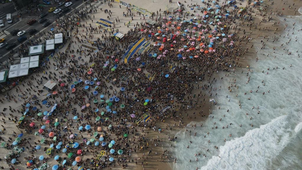 Hinchas de Boca vuelven a copar la playa de Copacabana. / Foto: EFE