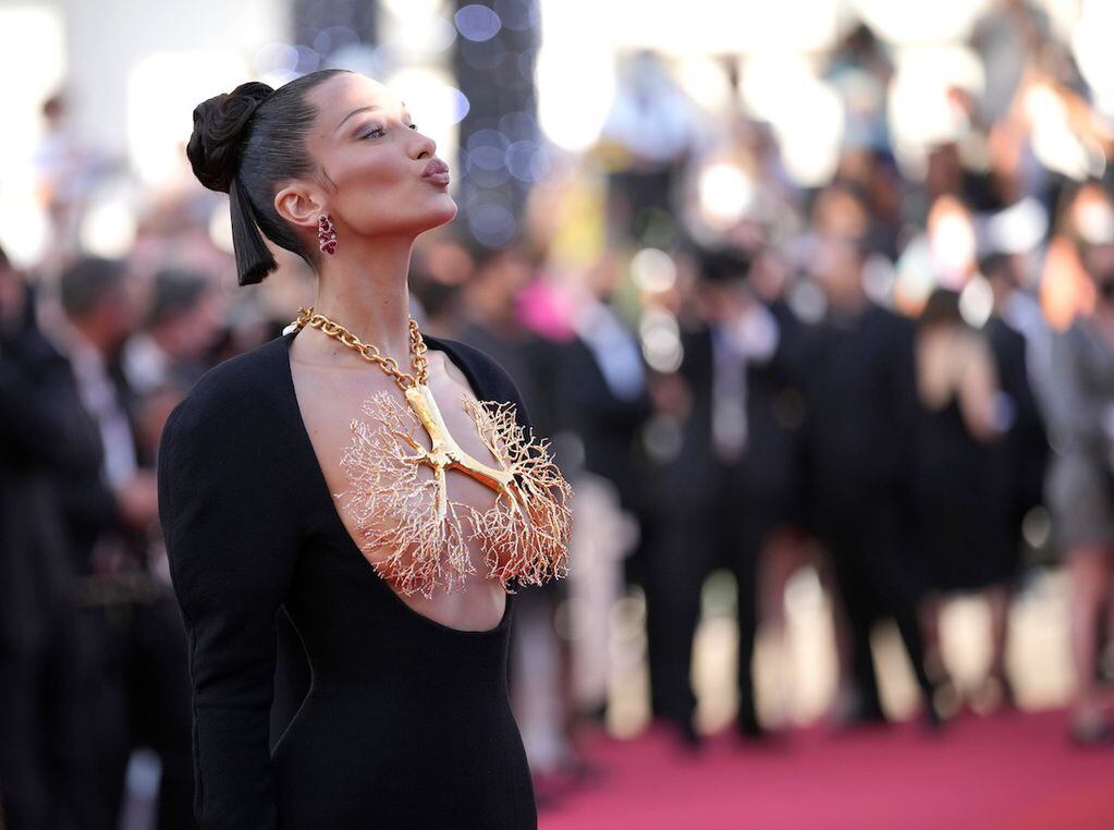 La modelo Bella Hadid "rompió" la alfombra roja del Festival de Cannes con un look que pasará a la historia.