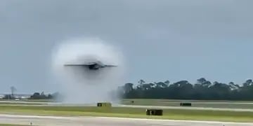 El video impactante de un avión caza rompiendo la barrera del sonido
