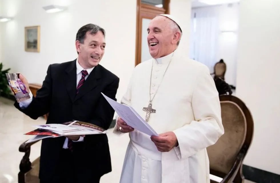 El periodista Pablo Calvo junto al Papa Francisco. / Clarín