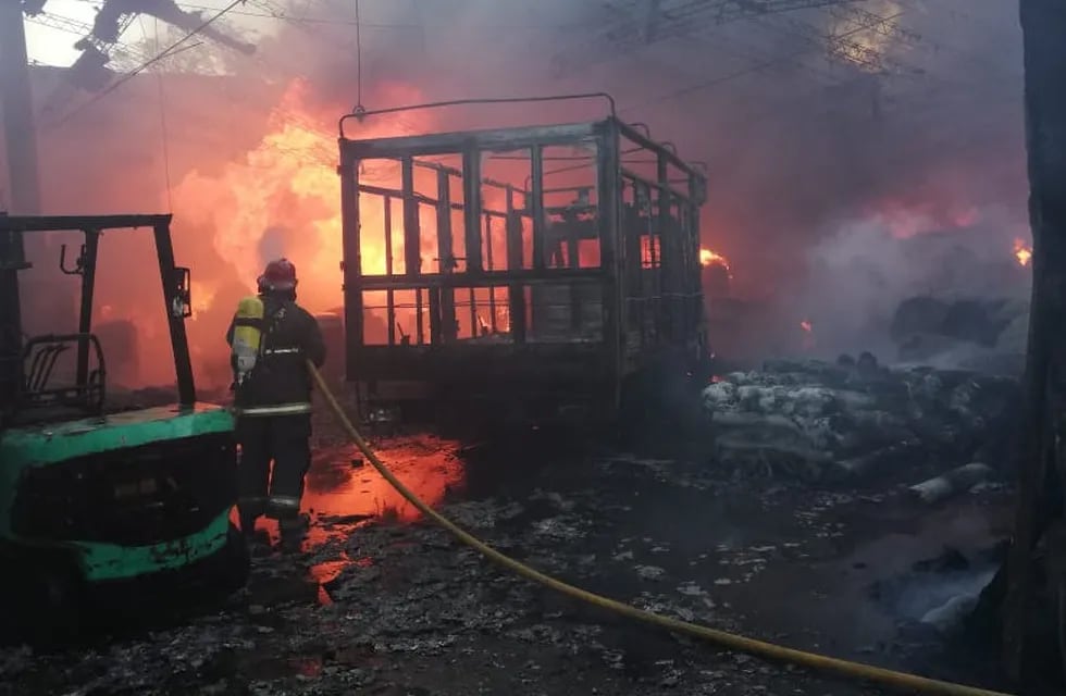 Un feroz incendio consumió un depósito en Guaymallén y las llamas afectaron a las viviendas vecinas