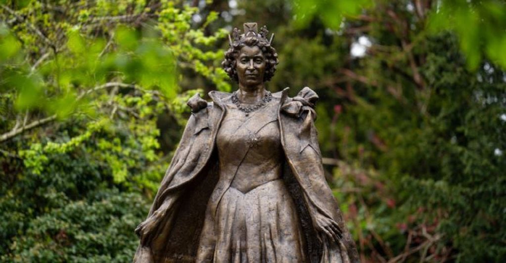 La reina Isabel II fue inmortalizada junto a sus perros en una estatua.