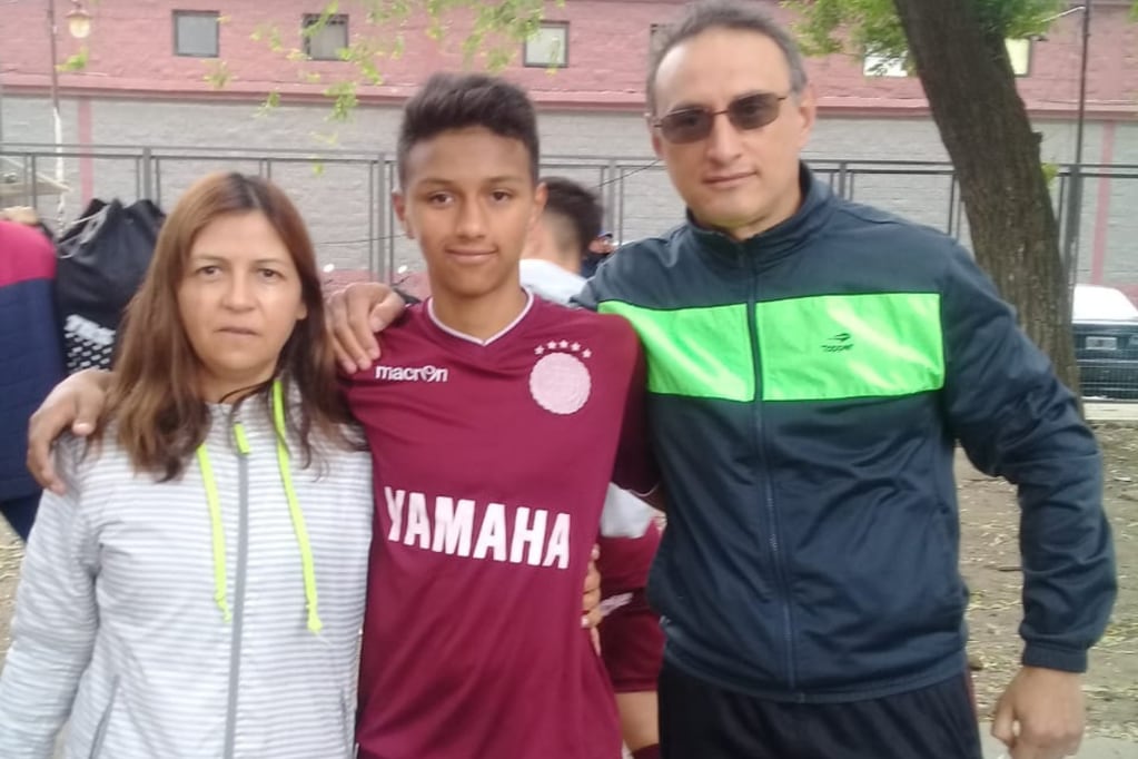 Matías, la joya de Beltrán que llegó a Lanús para “romperla” y jugar al fútbol en la reserva. Aquí junto a sus padres, Laura y Jorge. 